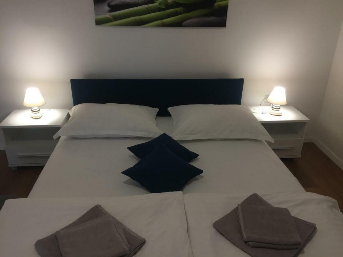 Bond With Private Parking Apartment Zadar Exterior photo