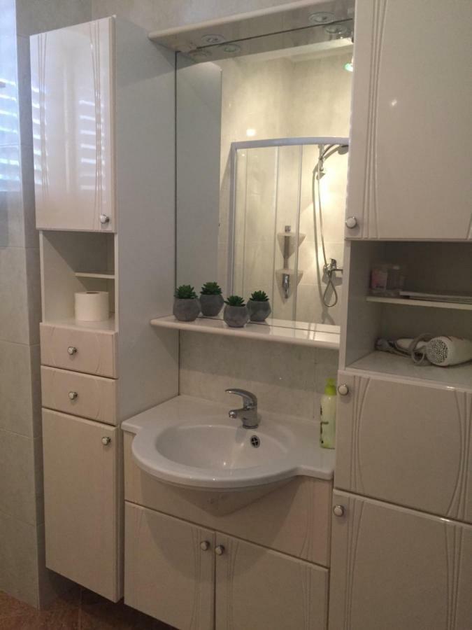 Bond With Private Parking Apartment Zadar Exterior photo